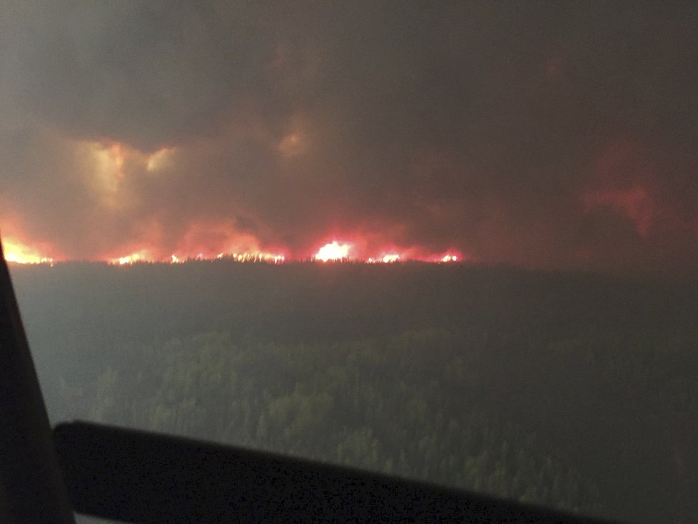 Kanadský stát Alberta sužují od května rozsáhlé požáry lesů. Může za to sucho.
