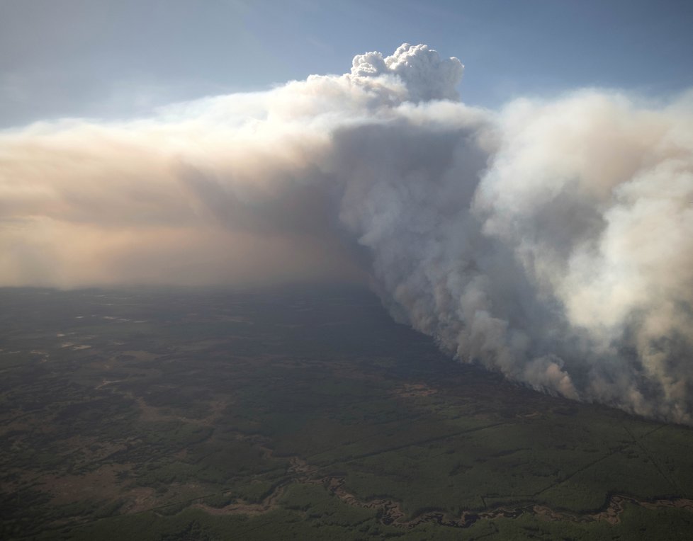 Kanadský stát Alberta sužují od května rozsáhlé požáry lesů. Může za to sucho.