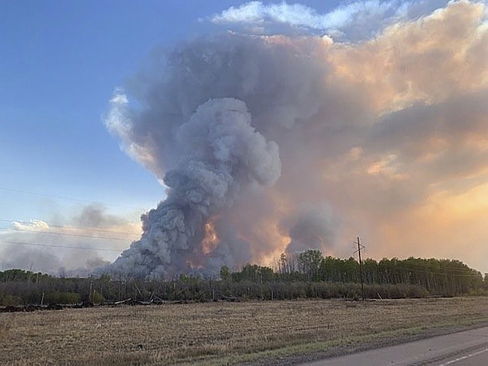 Kanadský stát Alberta sužují od května rozsáhlé požáry lesů. Může za to sucho.