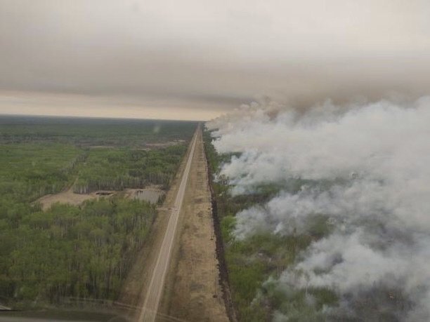 Kanadský stát Alberta sužují od května rozsáhlé požáry lesů. Může za to sucho.