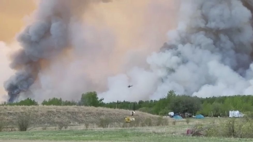 Kanadský stát Alberta sužují od května rozsáhlé požáry lesů. Může za to sucho.