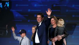 Kandidát konzervativní strany Andrew Scheer s rodinou během voleb (22.10.2019)