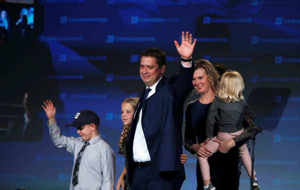 Kandidát konzervativní strany Andrew Scheer s rodinou během voleb (22.10.2019)