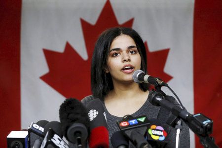 Rahaf Kunúnová, Saúdka, která utekla od rodiny, si užívá nově nabytou svobodu v Kanadě. Zřekla se islámu a může si dát slaninu.