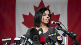 Rahaf Kunúnová, Saúdka, která utekla od rodiny, si užívá nově nabytou svobodu v Kanadě. Zřekla se islámu a může si dát slaninu.