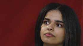 Rahaf Kunúnová (18), Saúdka, která utekla od rodiny, si užívá nově nabytou svobodu v Kanadě. Zřekla se islámu a může si dát slaninu.