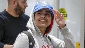 Rahaf Kunúnová (18), Saúdka, která utekla od rodiny, si užívá nově nabytou svobodu v Kanadě. Zřekla se islámu a může si dát slaninu.