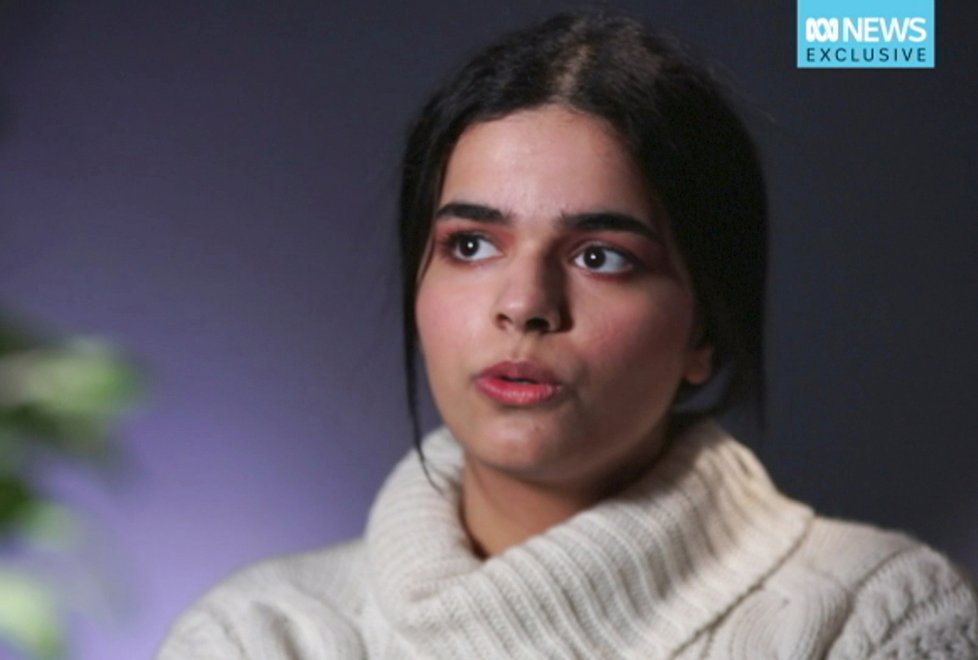 Rahaf Kunúnová (18), Saúdka, která utekla od rodiny, si užívá nově nabytou svobodu v Kanadě. Zřekla se islámu a může si dát slaninu.