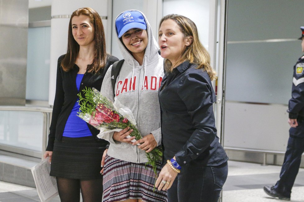 Rahaf Kunúnová (18), Saúdka, která utekla od rodiny, si užívá nově nabytou svobodu v Kanadě. Zřekla se islámu a může si dát slaninu.