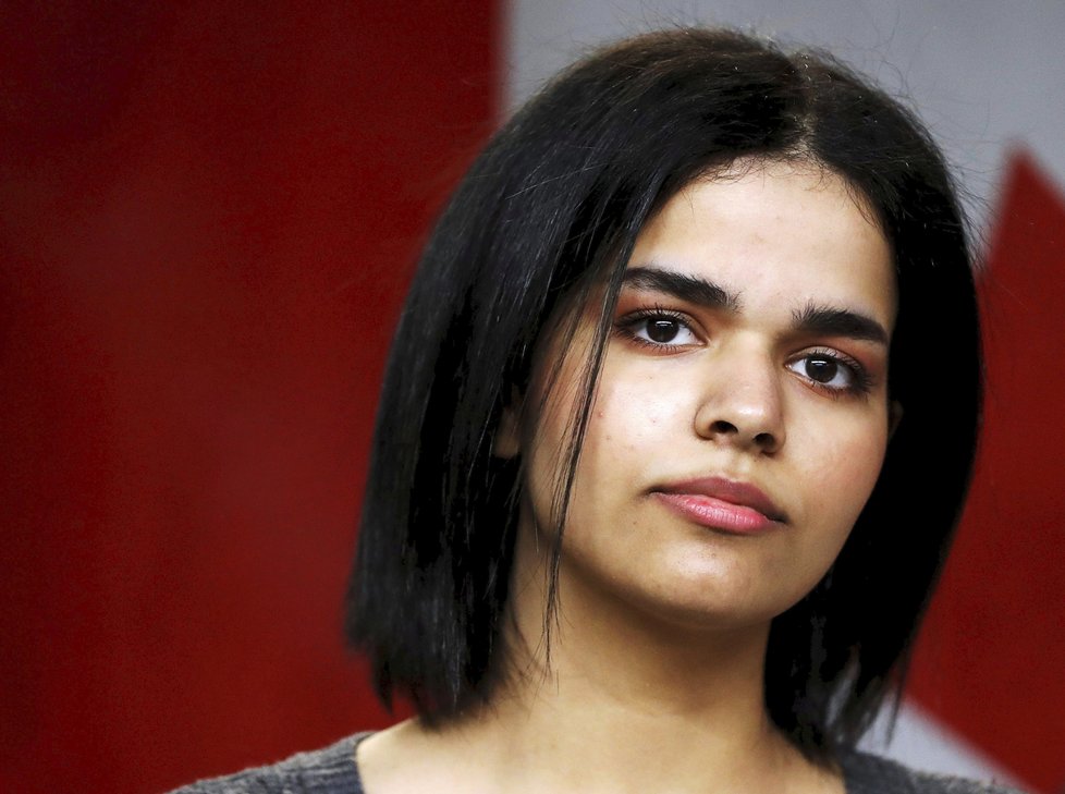 Rahaf Kunúnová, Saúdka, která utekla od rodiny, si užívá nově nabytou svobodu v Kanadě. Zřekla se islámu a může si dát slaninu.