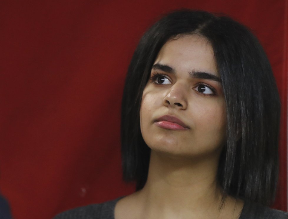 Rahaf Kunúnová (18), Saúdka, která utekla od rodiny, si užívá nově nabytou svobodu v Kanadě. Zřekla se islámu a může si dát slaninu.