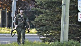 24letý střelec byl oblečený jako Rambo