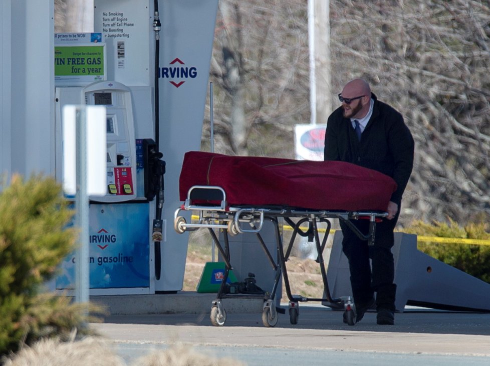 Střelec na severu kanadské provincie Nové Skotsko zabil během 12 hodin nejméně 19 lidí, včetně policistky.