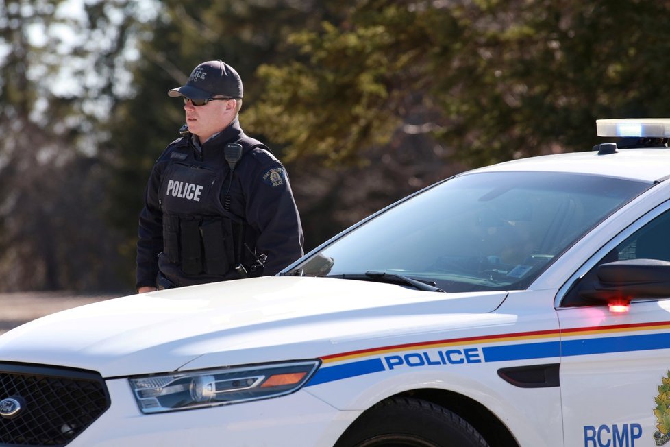 Střelec na severu kanadské provincie Nové Skotsko zabil během 12 hodin nejméně 19 lidí, včetně policistky.