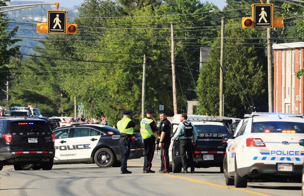 Čtyři lidé včetně dvou policistů zemřeli při střelbě v Kanadě.