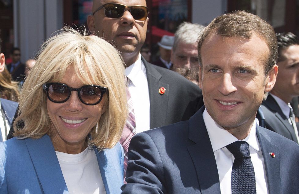 Francouzský prezident Macron už dorazil do Kanady na summit G7. Na cestě ho doprovází manželka Brigitte.