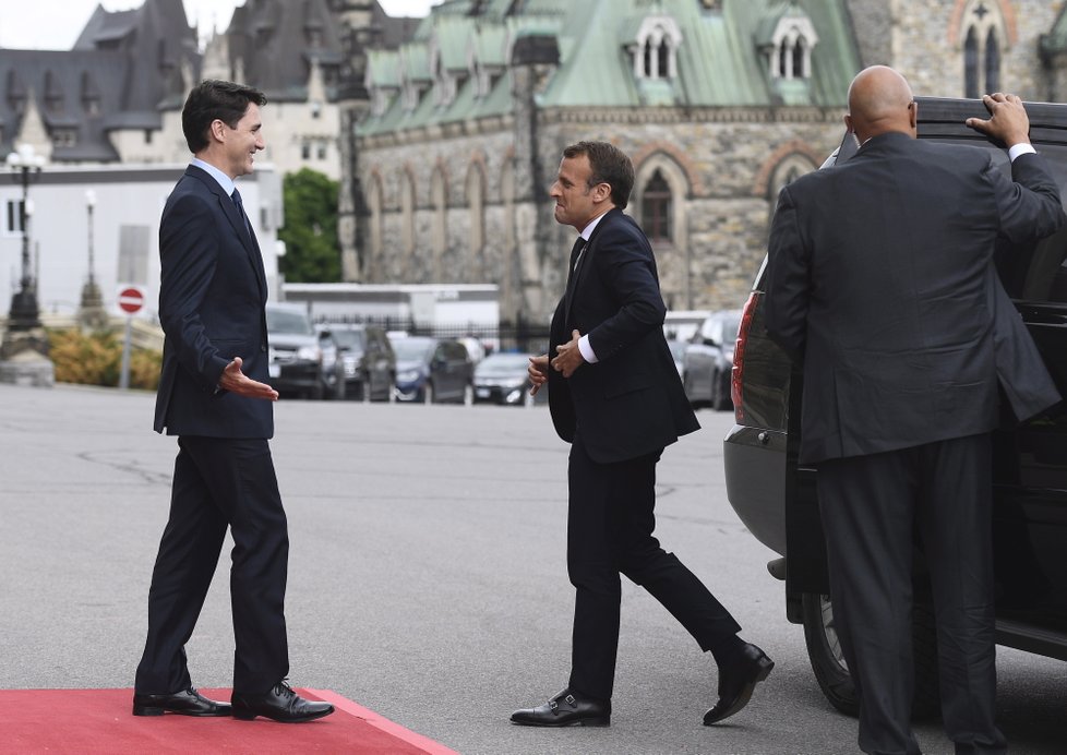 Francouzský prezident Macron už dorazil do Kanady na summit G7. Společně s kanadským premiérem Trudeaum se budou snažit přemluvit amerického prezidenta Trumpa, aby zrušil cla.