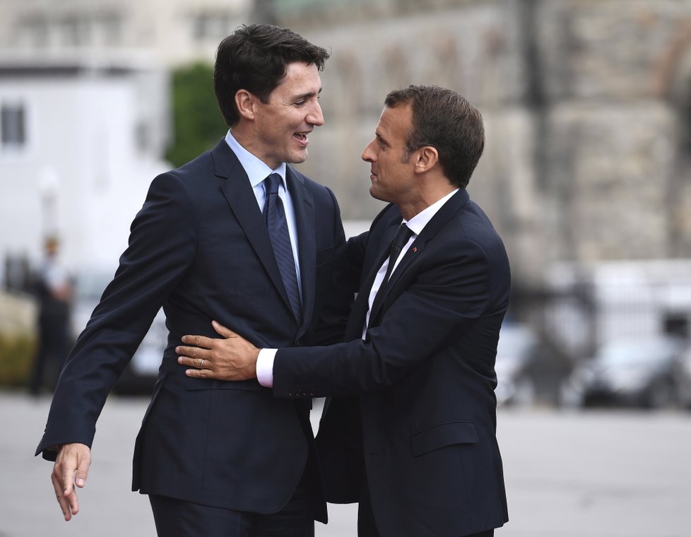 Francouzský prezident Macron už dorazil do Kanady na summit G7. Společně s kanadským premiérem Trudeaum se budou snažit přemluvit amerického prezidenta Trumpa, aby zrušil cla.