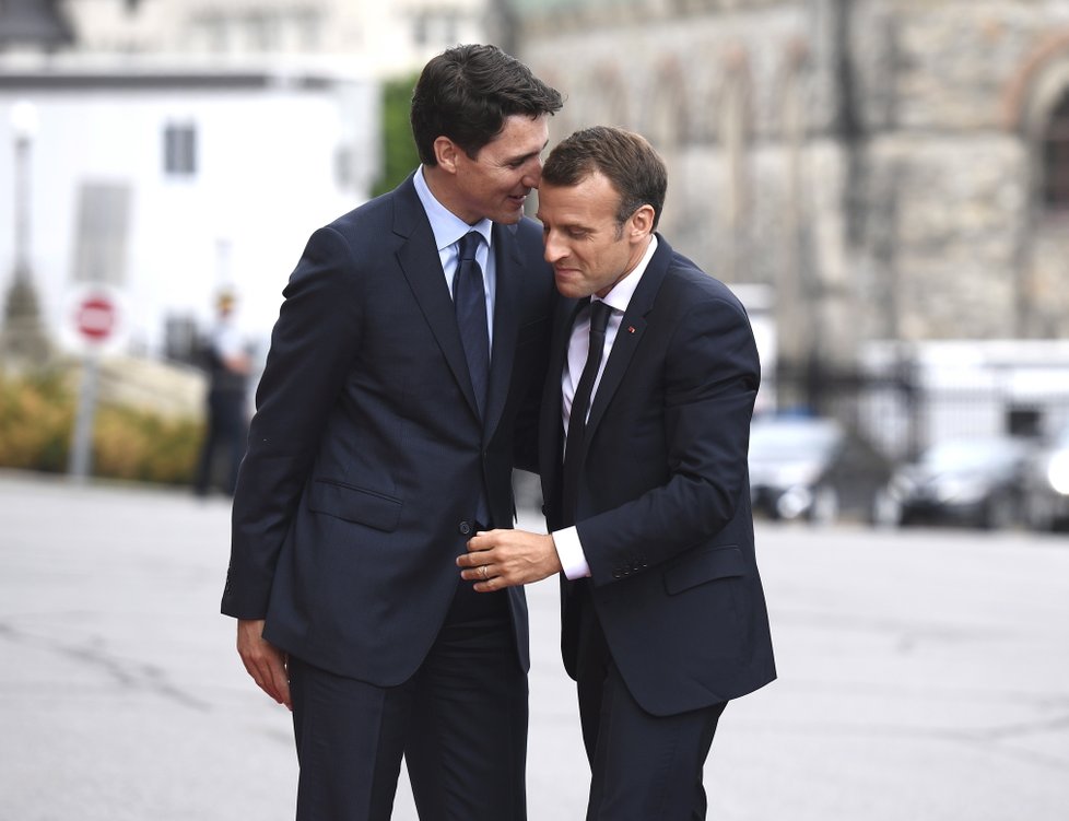 Francouzský prezident Macron už dorazil do Kanady na summit G7. Společně s kanadským premiérem Trudeaum se budou snažit přemluvit amerického prezidenta Trumpa, aby zrušil cla.