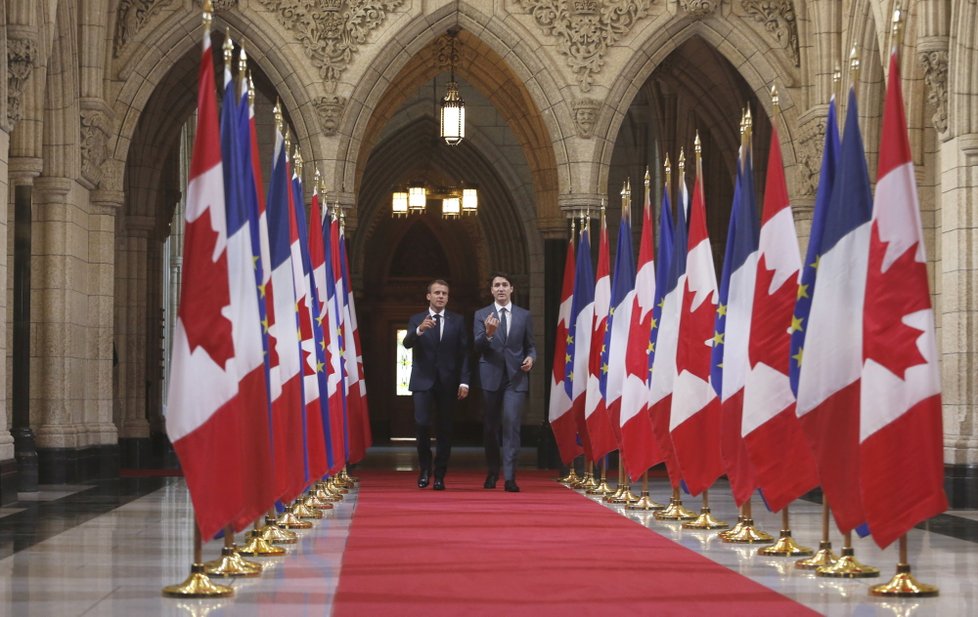 Francouzský prezident Macron už dorazil do Kanady na summit G7. Společně s kanadským premiérem Trudeaum se budou snažit přemluvit amerického prezidenta Trumpa, aby zrušil cla.
