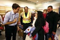Premiér vítal migranty přímo na letišti. Do Kanady jich dorazilo přes 160