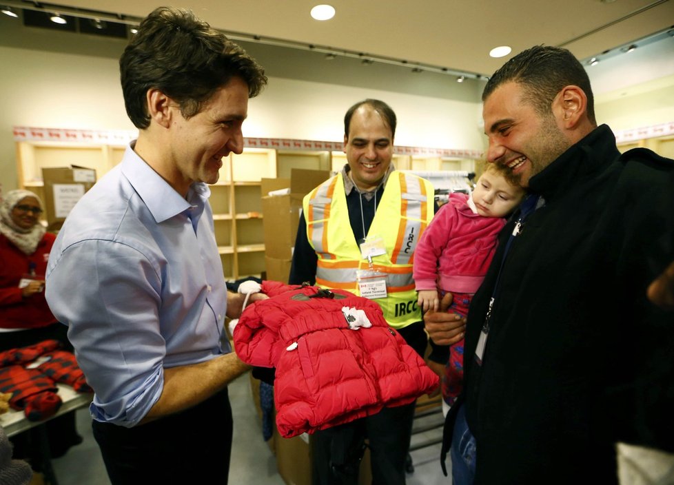 Premiér Kanady Justin Trudeau vítal syrské uprchlíky.