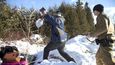 Rodina po kolena ve sněhu utekla do Kanady
