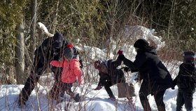 Při kontrole dokladů najednou sedm pasažérů, včetně čtyř dětí, vystoupilo z vozu a začali utíkat směrem ke kanadským strážcům hranic.