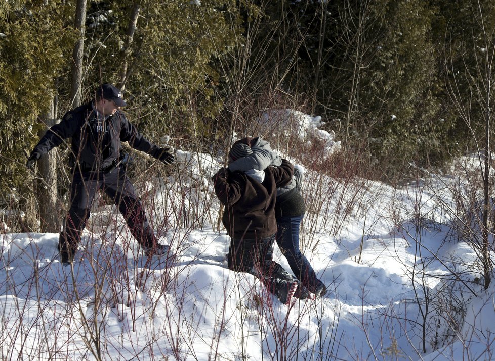Při kontrole dokladů najednou sedm pasažérů, včetně čtyř dětí, vystoupilo z vozu a začali utíkat směrem ke kanadským strážcům hranic.