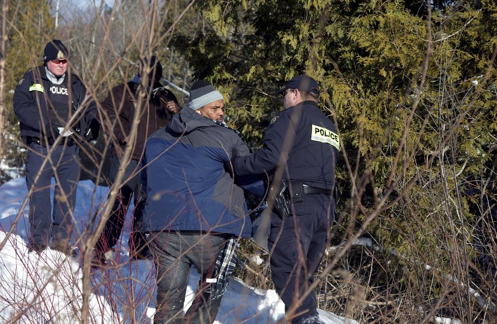 Uprchlík skončil v rukou kanadských policistů spolu s ostatními migranty.