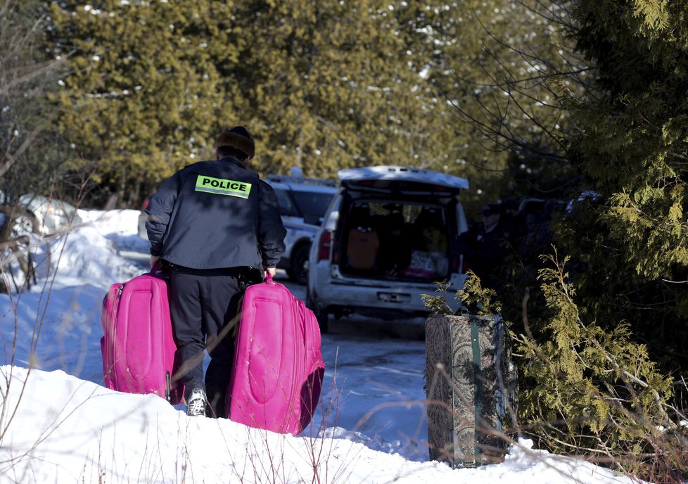 Kanaďané zavazadla migrantů naložili do aut a odvezli spolu s uprchlíky.