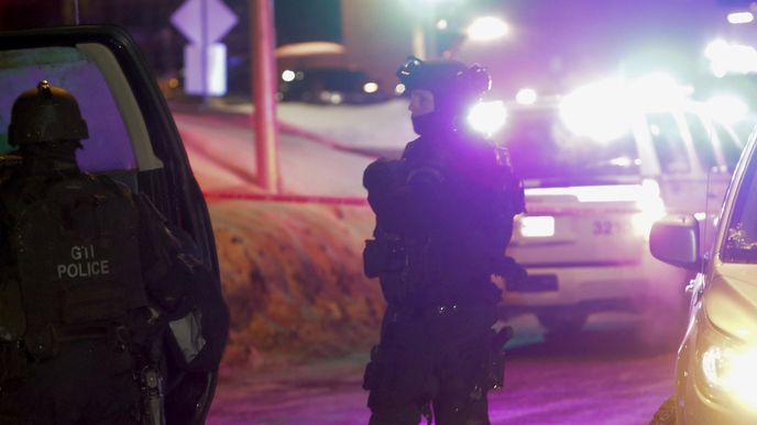 Policie na místě střelby v kanadském Quebeku.