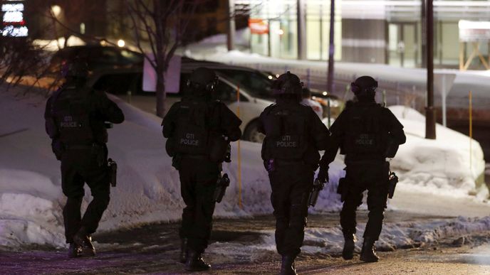 Policie na místě útoku na islámské kulturní centrum v Quebeku.