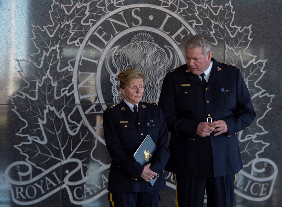 Velitelka kanadských policistů Lee Bergerman a kanadský policejní náčelník Chris Leather na tiskové konferenci. (20. 4. 2020)