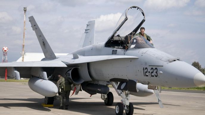 Kanadská armáda využívá mimo jiné F-18 Hornet (ilustrační foto)
