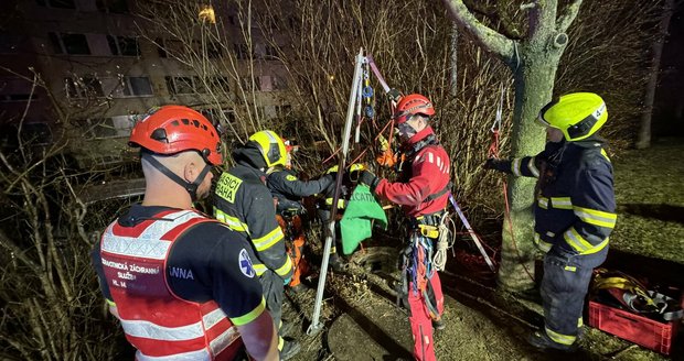 Dramatická záchrana ženy (20) z kanálu: Spadla 15 metrů pod zem a vážně se zranila