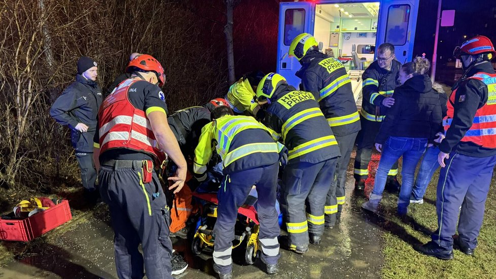Žena v Praze Petrovicích spadla do kanálu. Vyprostili ji hasiči.