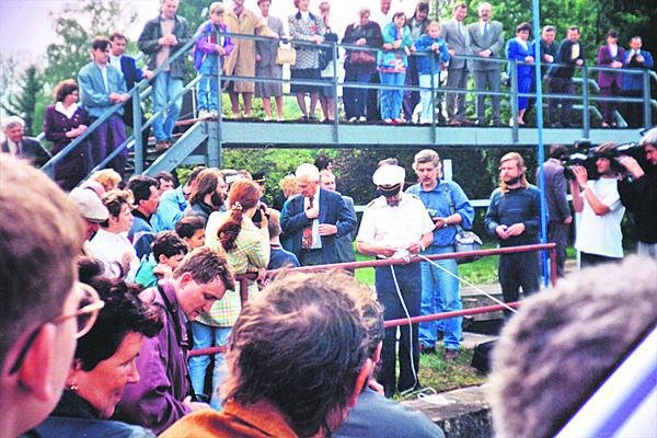 1996 Křest lodi s Tomášem Baťou. Kapitán Hábl má skloněnou hlavu.