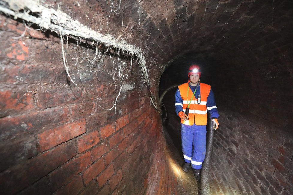 Pražské vodovody a kanalizace odstraňují tuk z kanalizace pod Čechovým Mostem.