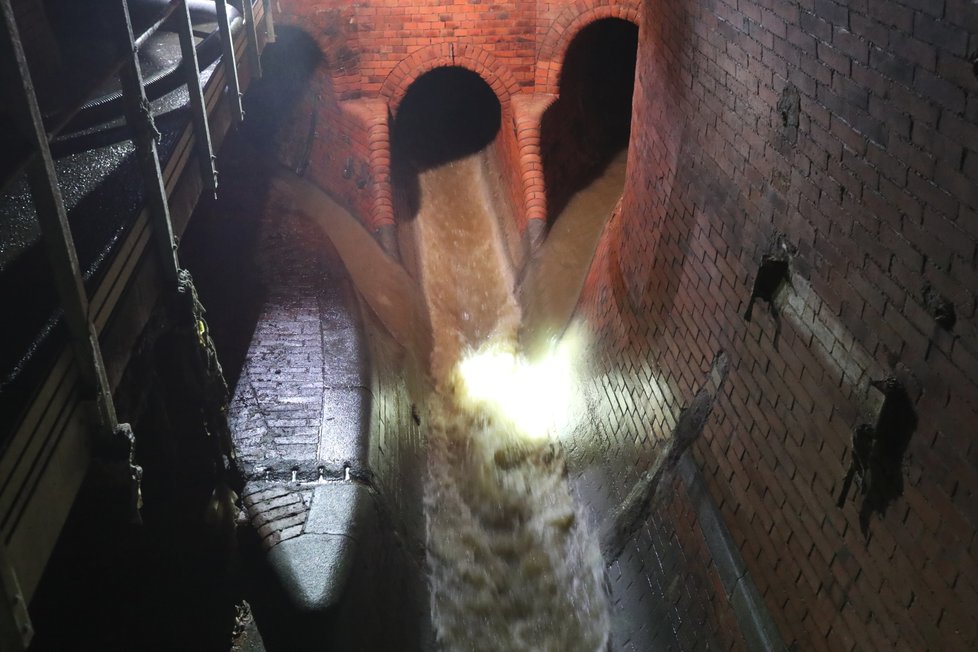 Pražské vodovody a kanalizace odstraňují tuk z kanalizace pod Čechovým Mostem.