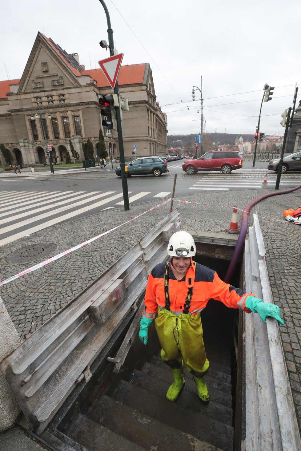 Pražské vodovody a kanalizace odstraňují tuk z kanalizace pod Čechovým Mostem.