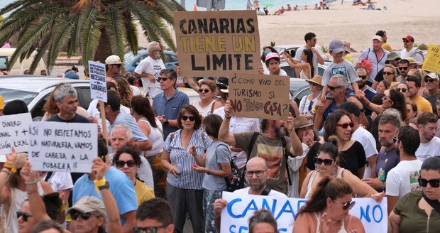 Protest proti dovolenkářům na Kanárech! Přes 57 tisíc lidí vyrazilo kvůli turistům do ulic
