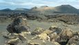 Oblast severovýchodního pobřeží Lanzarote pokrývají ostré lávové kameny a jemný písek.