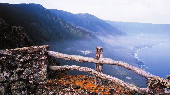 Pohled na zátoku El Golfo z vyhlídky Mirador de Bascos.