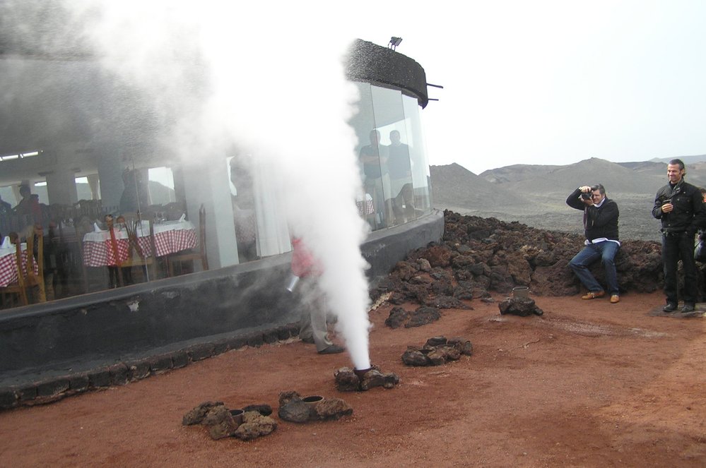 Nedaleko ostrova El Hierro soptí podmořský vulkán.