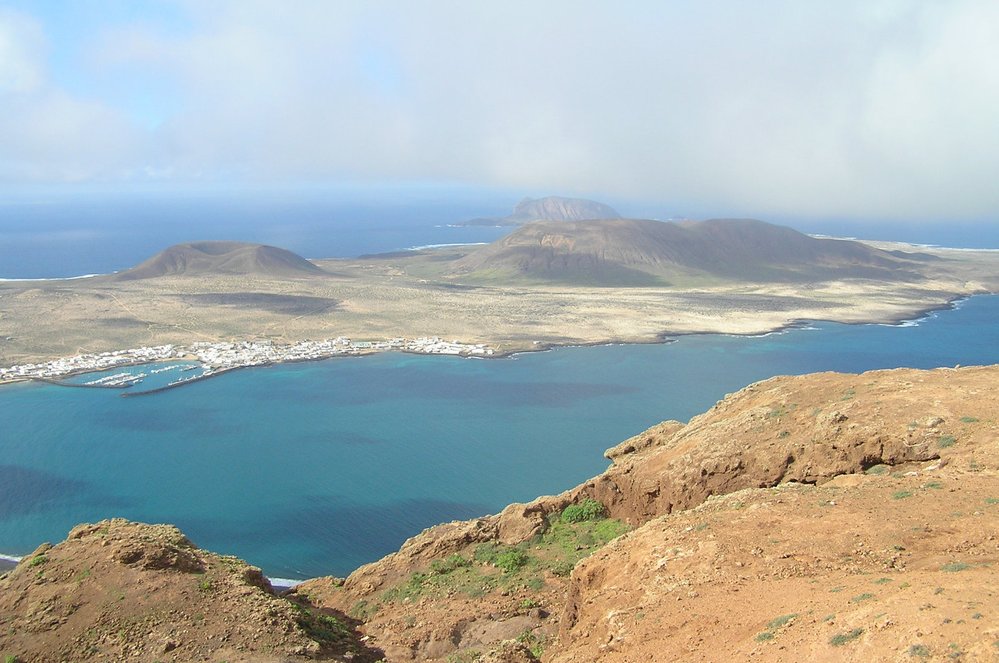 Nedaleko ostrova El Hierro soptí podmořský vulkán.