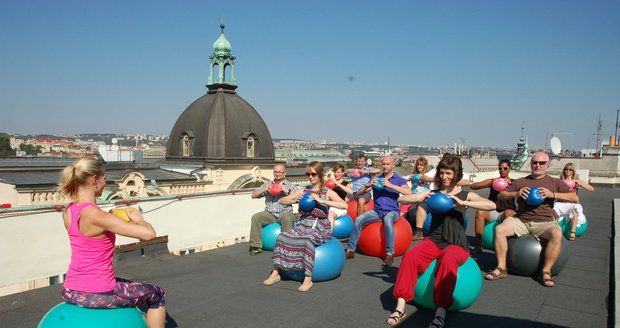 Tip pro kancelářské povaleče: Zacvičte si o polední pauze na střeše s krásným výhledem