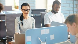 Tichý kolega v open spacu a ledovec automatizace Tichý kolega v open spacu a ledovec automatizace