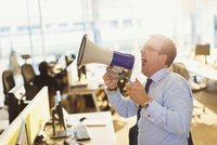 Lidé si v práci stěžují na hlasité mlaskání kolegů i kolabující techniku