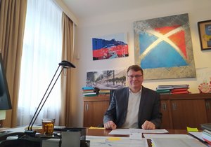 Zpoza pracovního stolu úřaduje starosta Prahy 1 Petr Hejma drtivou většinu dne.